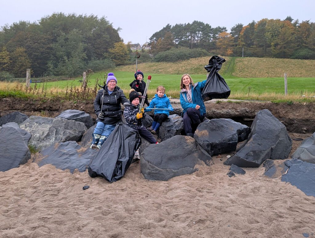 Family-friendly litter-picking at Ravenscraig Park